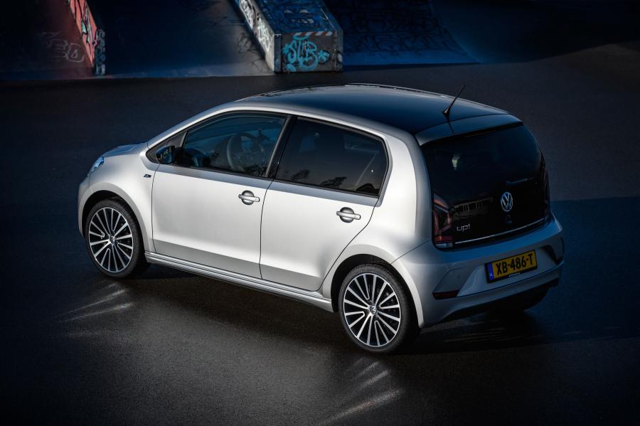  Volkswagen up! R-Line 2018 года  (WW) (фото 7 из 10)